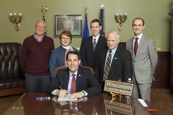 http://legis.wisconsin.gov/eupdates/asm67/Bill%20Signing%20111115%20127.small.jpg