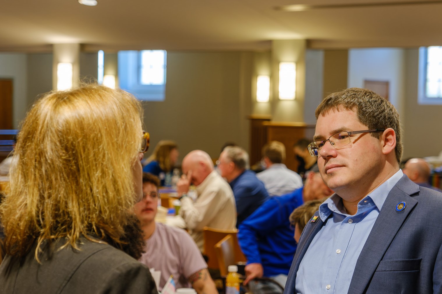 Sen. Spreitzer speaks with a Wisconsinite at a meeting.