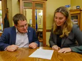 Sen. Spreitzer discusses a project with a Capitol intern. 