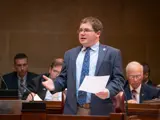 Sen. Spreitzer speaks on the Senate floor during debate on a legislative proposal.