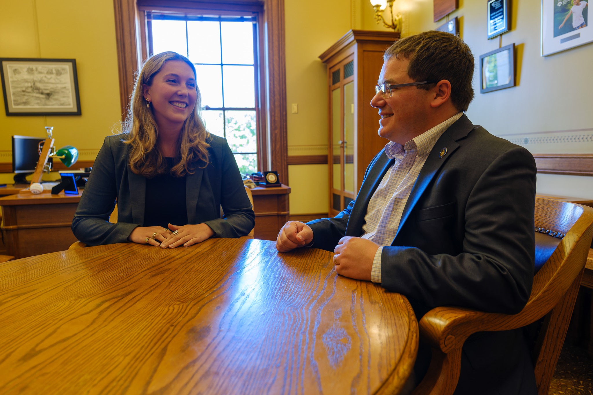 Sen. Spreitzer speaks in his office with a Capitol intern.