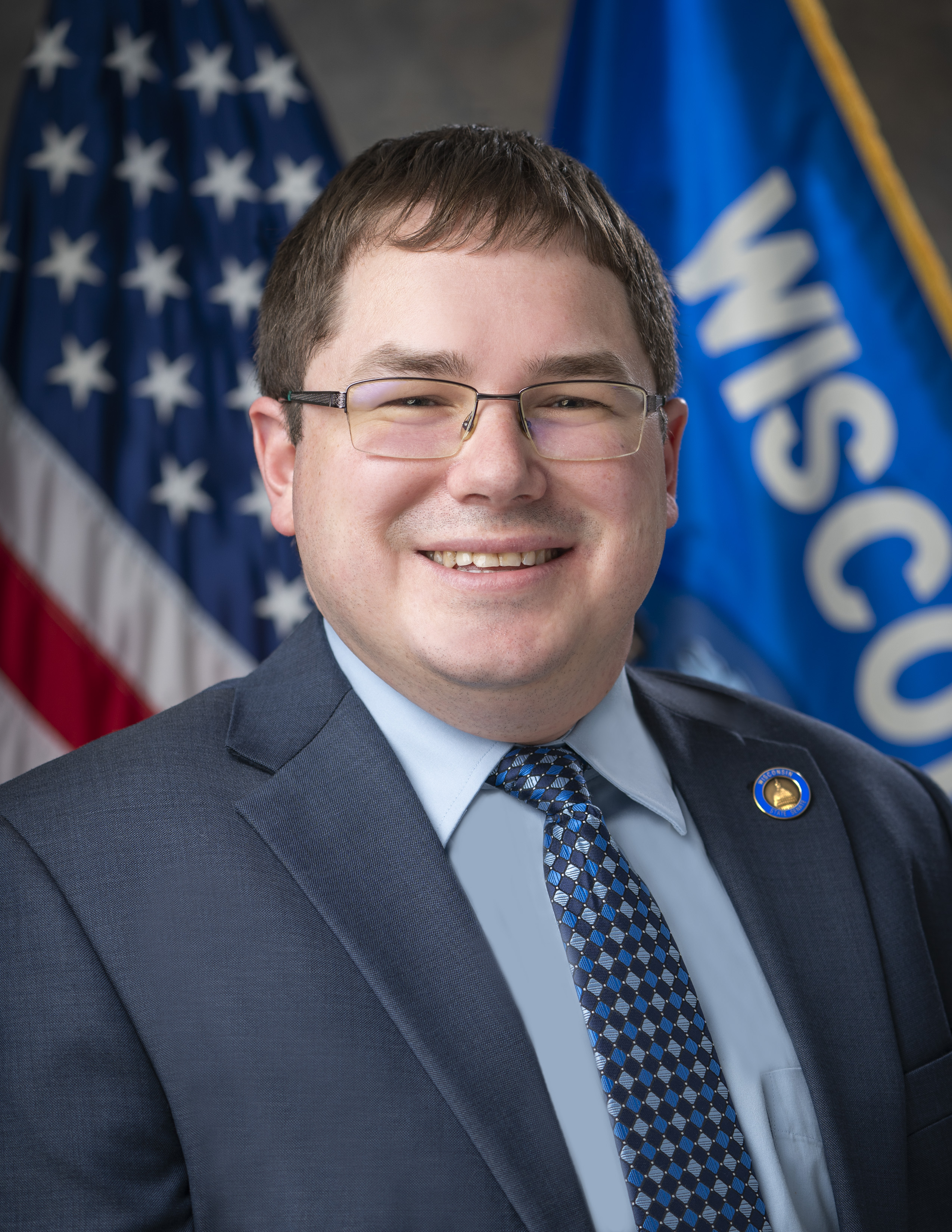 Sen. Spreitzer smiles in his official Senate portrait.