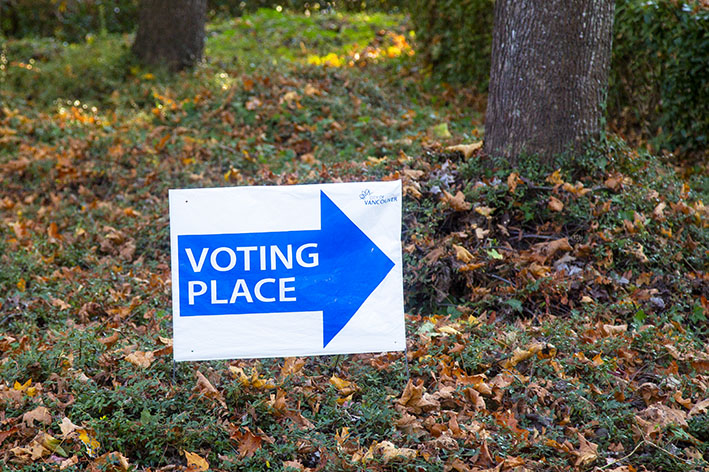 Sign with arrow to the right reading "voting place"