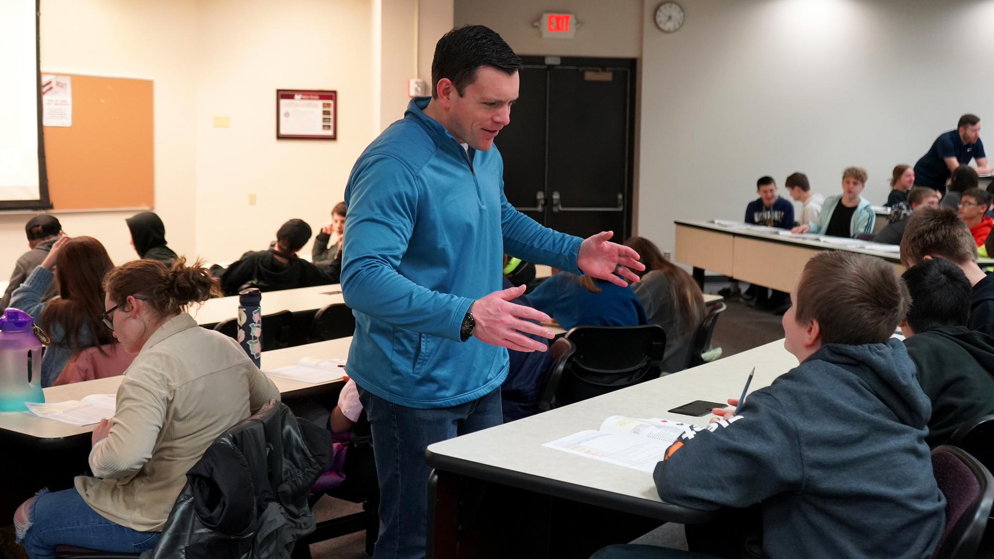 Senator Testin visiting with students