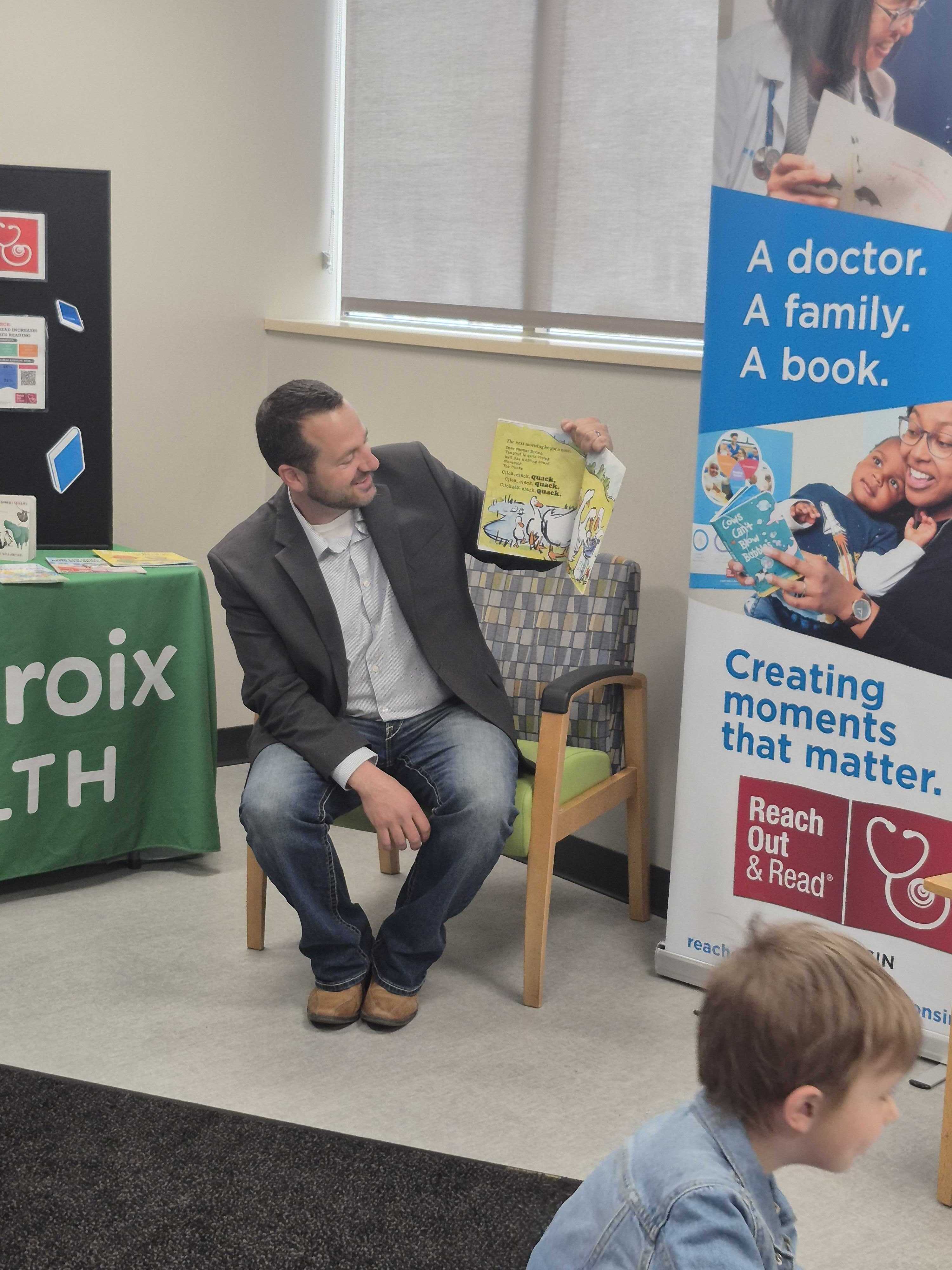 Senator Quinn Reading to Students at Reach Out and Read Event.